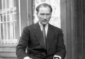 أنتجت تركيا العديد من الأفلام والمسلسلات التي تحدثت عن قصة حياة مؤسس الجمهورية التركية مصطفى كمال أتاتورك