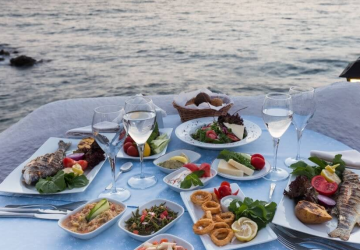 يعد السمك طبقاً رئيسياً في العديد من الولايات التركية ومنها Izmir