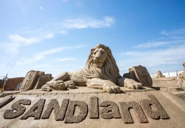 ساندلاند إحدى أفضل أماكن سياحية للأطفال في انطاليا تجذبهم بمنحوتاتها الرملية