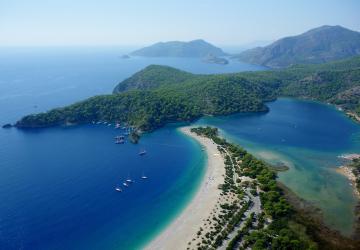 مدن ساحلية ضمن نطاق الريفيرا التركية تجذب سيّاح العالم