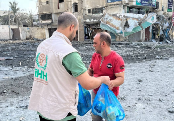 يبحث الكثير من العرب والسوريين في تركيا عن طريقة إرسال التبرعات إلى غزة عبر تطبيقات البنوك التركية وهو ما نتناوله في هذا المقال