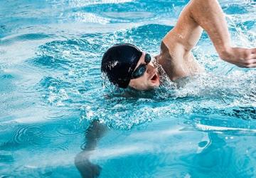 تُعدّ السباحة في نوادي تعليم السباحة في اسطنبول مكسبًا كبيرًا للعديد من الأشخاص من ناحية الجودة والأسعار المناسبة