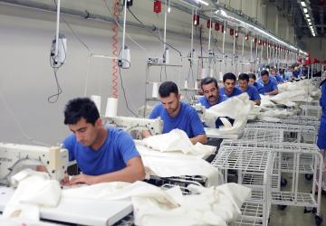 تزداد معاناة العاملين والمستثمرين السوريين بمجال قطاع الألبسة في تركيا