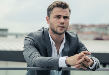 تولغا ساريتاش بالتركية Tolga Sarıtaş ممثل تلفزيوني وسينمائي تركي