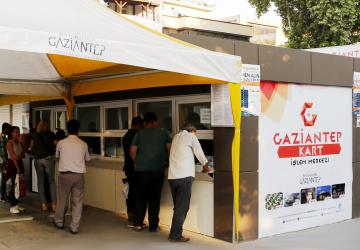 كرت غازي عنتاب للمواصلات يسهل تنقل الزوار في المدينة باستخدام الحافلات والترام، والدخول للأماكن الأثرية