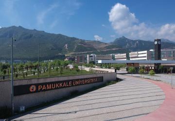تقع جامعة باموكالي التركية في ولاية دنيزلي جنوب غربي تركيا