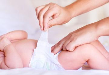 ويعد اختيار نوع الحفاضات المناسبة أمراً مهماً لضمان راحة وصحة الطفل