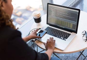 4,000 ليرة تركية أجور المطورين المبتدئين الذين اختاروا العمل في البرمجة في تركيا