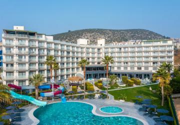 تمتلك تركيا قطاعاً سياحياً مزدهراً وتستقبل ملايين الزوار سنوياً في فنادق ومنتجعات متنوعة