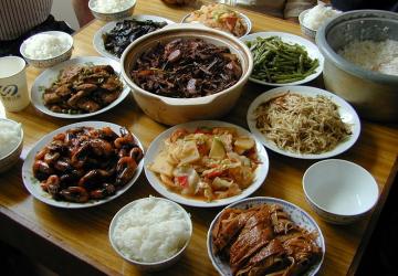 طهاة تركيين يبدعون في إعداد الأطباق الصينية في مطاعم صينية في اسطنبول