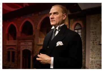 أتاتورك تخرج برتبة ملازم ثاني عام 1902، وكان من العشرة الأوائل على دفعته