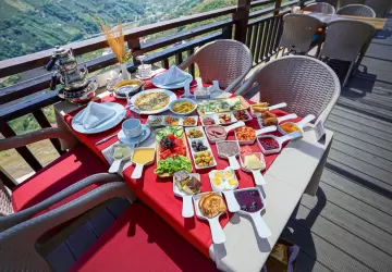 تعد تجربة الفطور في طرابزون من التجارب الفريدة التي يُنصَح زوار طرابزون بها حيث الأطعمة الشهية والإطلالة التي لا مثيل لها