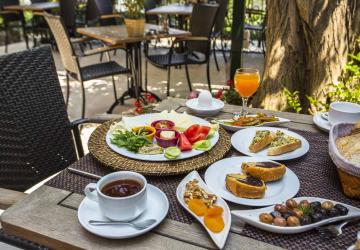 تشتهر أماكن الفطور في بيوكادا بالخيارات المميزة التي تقدمها والتي تضمن تلبية الأذواق المختلفة