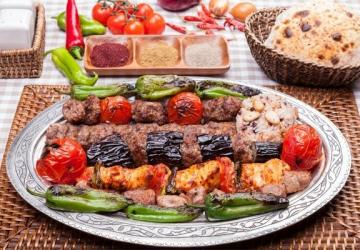 يوجد العديد من الأطباق التي تستحق التجربة في غازي عنتاب والتي تشتهر بمذاقها اللذيذ والمميز