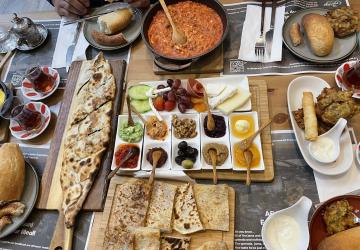 يشتهر الفطور في أنقرة بتنوع كبير في الأطباق الغذائية المقدمة التي يوفرها والتي ترضي جميع الأذواق