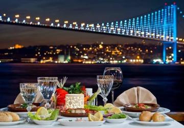 توفر المطاعم المطلة على البوسفور للسياح تجربة ساحرة على إطلالة هذه المدينة الجميلة والأجواء الرومانسية التي لا تقاوم