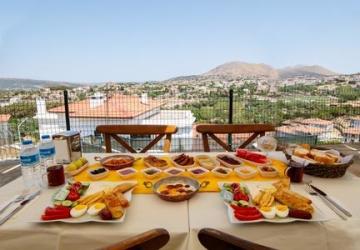 تتميز تجربة الفطور في هيليادا بالإطلالة المميزة والأجواء الجميلة التي توفرها أماكن الفطور هنا، بالإضافة إلى التنوع اللذيذ في أطباقها