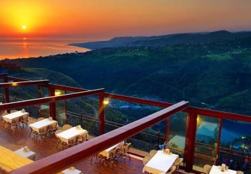 يوجد العديد من المطاعم في طرابزون المميزة والتي توفر لزائريها تجربة طعام مميزة بأجواء رومانسية ساحرة