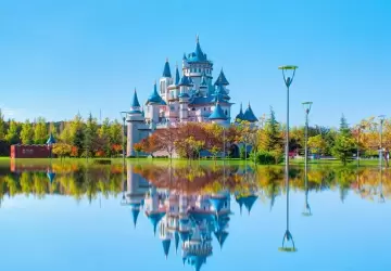 تعتبر أماكن التسوق في إسكي شهير إحدى الوجهات المميزة بالخيارات المتنوعة التي توفرها