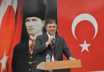 CEMİL TUGAY الذي فاز برئاسة بلدية إزمير هو طبيب وسياسي تركي