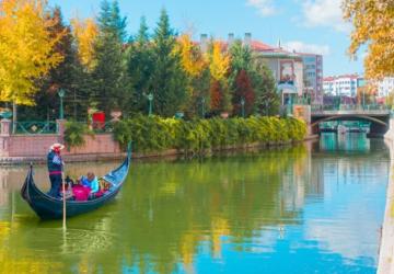 توفّر أماكن التخييم في إسكي شهير تجربة استرخاء فريدة للزائرين