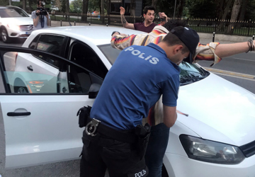 تكافح تركيا و الكثير من دول العالم الجرائم وحالات الفوضى الناتجة عن حمل السلاح بمختلف أنواعه