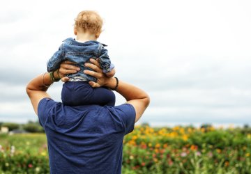 تؤكد الشريعة الإسلامية حرمة التبني وأنه يجب أن ينسب الناس إلى آبائهم