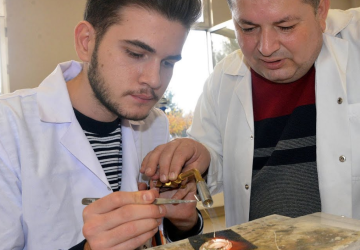 هناك العديد من الجامعات في تركيا التي تتيح تخصص تصميم المجوهرات