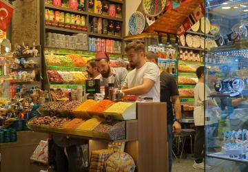 تضيف البهارات التركية وأسواقها في إسطنبول تنوعاً وغنى إلى الأطباق المتنوعة والشهية