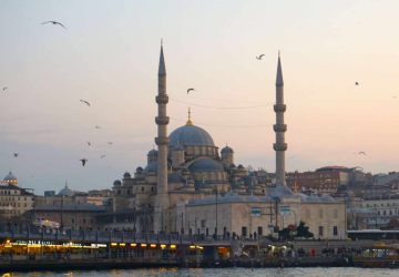 جذبت İstanbul خلال السنوات الماضية أعداداً كبيرة من العرب والسوريين