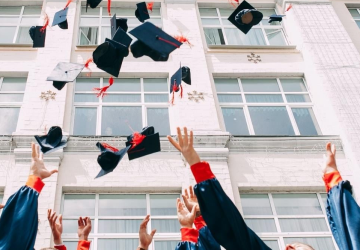 كتابة أو إرسال رسائل التهنئة باللغة التركية تعد من العادات والتقاليد المجتمعية المميزة