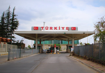 تسمح تركيا لمن يأتون إليها بإحضار مركباتهم لمدة معينة ضمن شروط وآليات عديدة