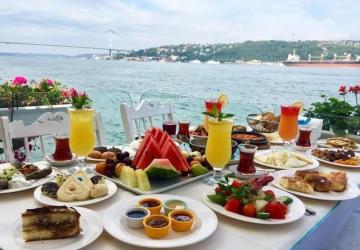 يعد الفطور على الجانب الأناضولي تجربة ساحرة حيث توفّر فرصة الاستمتاع بالإطلالة المميزة والطبيعة الخلابة