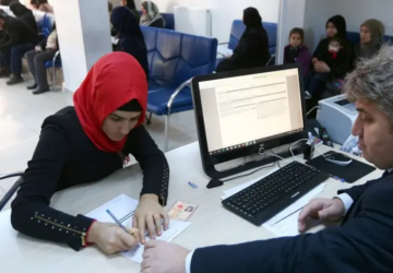 يحمل السوريين الخاضعين للحماية المؤقتة بطاقة كمليك وهي هوية تركية للسوريين