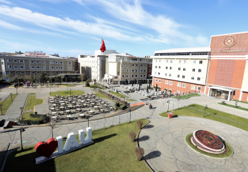 الجامعة باللغة التركية Istanbul Aydın University وتقع في ولاية إسطنبول