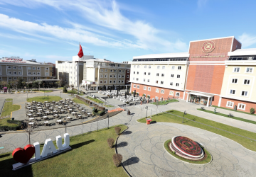 يقبل الطلاب العرب والسوريين على الجامعات التركية الخاصة لأسباب متعددة