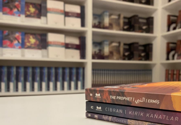 تبرز أهمية الكتب في الماضي والحاضر كوسائل للتفكير والمعرفة