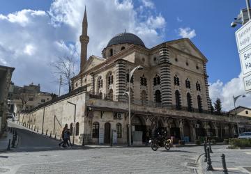 هناك العديد من الطرق التي يمكن فيها للعرب المقيمين في تركيا متابعة أوقات الصلاة