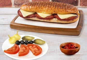 السجق الذي يسمى باللغة التركية Sucuk هو عبارة عن نقانق جافة حارة