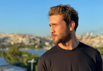 تمزج أعمال Aras Bulut İynemli بين الرومانسية والكوميديا وبين الواقع والخيال