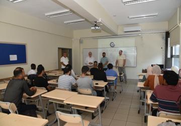 تمنح معاهد تعليم اللغة التركية في أنقرة وغيرها المتعلمين فرصة ليس فقط للتحدث بلغة جديدة