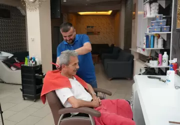 تسمى الحلاقة الرجالية Erkek Berberliği والنسائية Kadın Kuaförlüğü