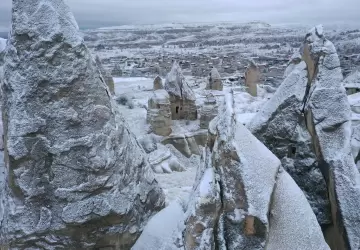 هناك العديد من الشركات التي تقدم برامج سياحية ورحلات خلال فصل الشتاء في تركيا