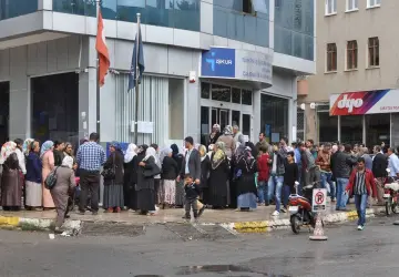تتيح الخدمة الإلكترونية تقديم الطلب ومتابعة النتيجة.