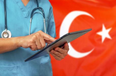 دليل للحصول على تقرير طبي رسمي في تركيا، والتحقق منه وتقديمه للجامعة أو جهة العمل