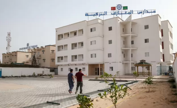 تقدم مدارس المعارف الدعم المالي من خلال المنح التعليمية والدعم العيني