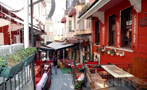 يقع شارع الجزائر في منطقة بي أوغلو