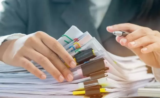 تمنح الإقامة الإنسانية من قبل إدارة الهجرة في الولاية بموافقة وزارة الداخلية