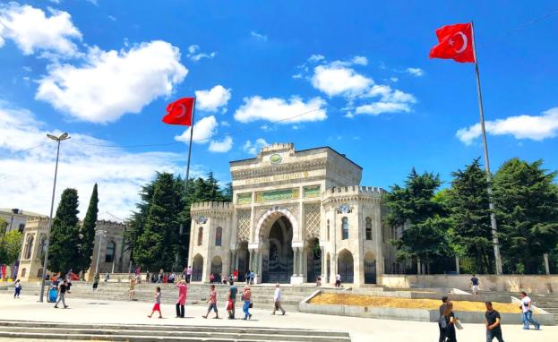 ميدان بايزيد واحد من أشهر الميادين العامة في اسطنبول