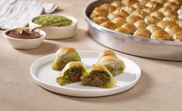 تصنع البقلاوة التركية من عجينة فيلو مكونة من عدة طبقات